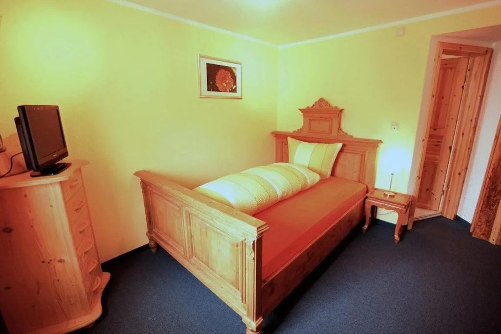 Zimmer mit Bett und Fernseher