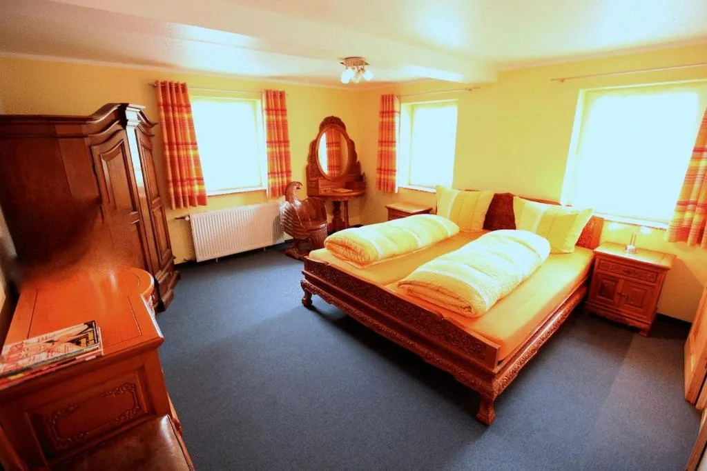 Zimmer mit Bett, Schrank und Tisch